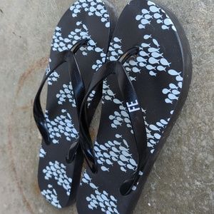 Fighting Eel Flip Flops, Black & White Fish, Women's 9-9.5
